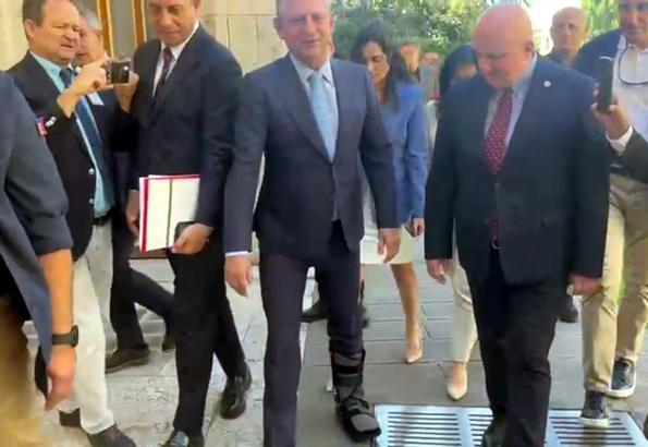 Özgür Özel, kırık ayağına takılan atel ile TBMM Genel Kurulu'na katıldı