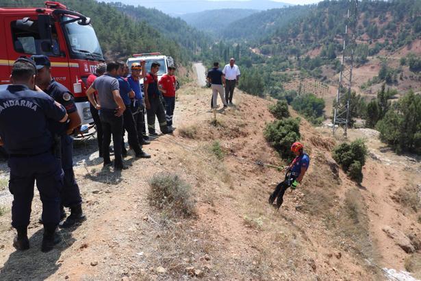 Denizli'de otomobil uçuruma yuvarlandı: 4 ölü (2)