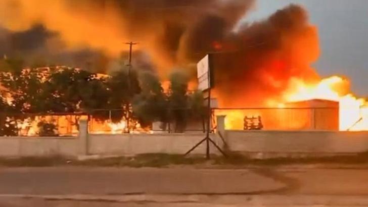 Antalya'da kağıt fabrikası yandı