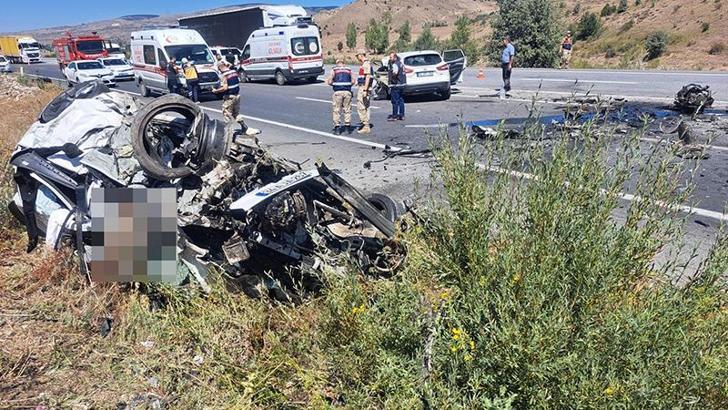 Erzincan'da iki otomobil çarpıştı: 3 ölü, 4 yaralı