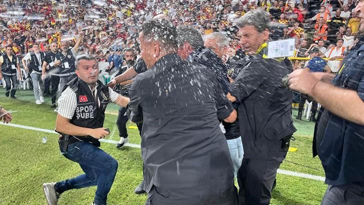 Ali Koç'a yabancı madde isabet etti; maç durdu