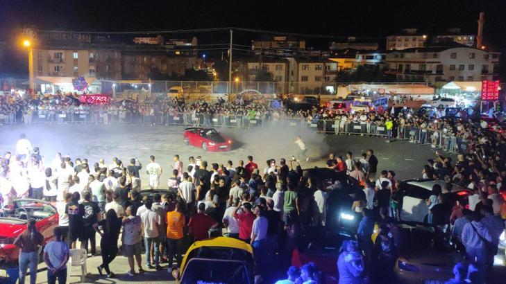 Modifiyeli araçlar festivalinde drift şov