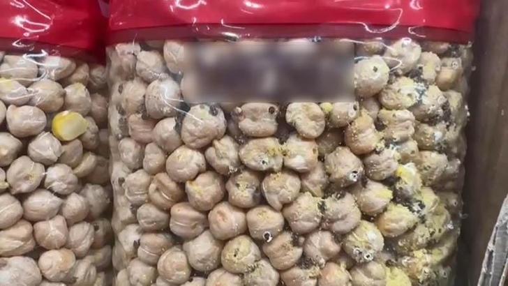 Kartal'daki zincir markette nohut paketinden böcek çıktı