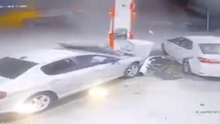 Otomobilin akaryakıt istasyonuna çarptığı kaza kamerada