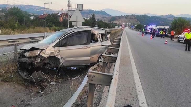 Kaza yapan otomobilden inip yola çıkan Talha, başka bir aracın çarpmasıyla öldü