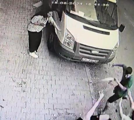 İstanbul - Gaziosmanpaşa'da taciz iddiası sonrası döner bıçaklı kavga kamerada