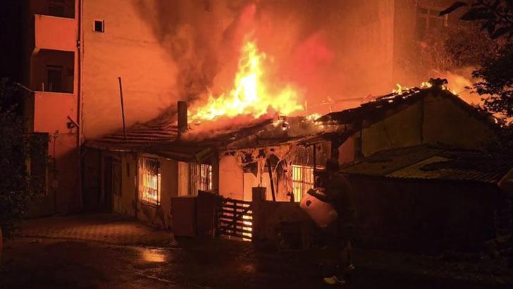 Ümraniye'de gecekondu alev alev yandı