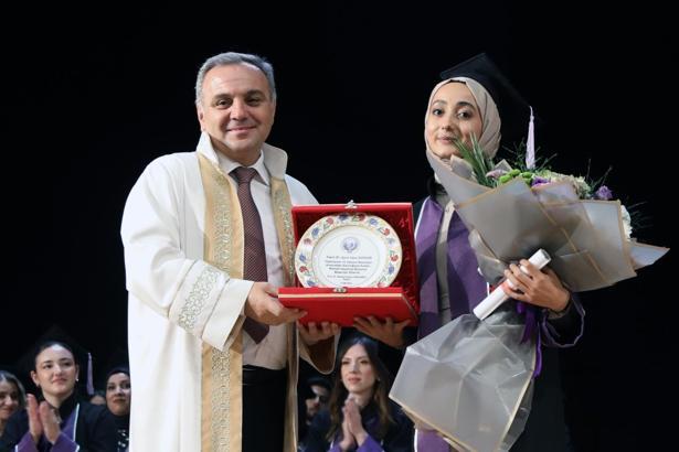 ERÜ Diş Hekimliği Fakültesi 15'inci dönem mezunlarını verdi