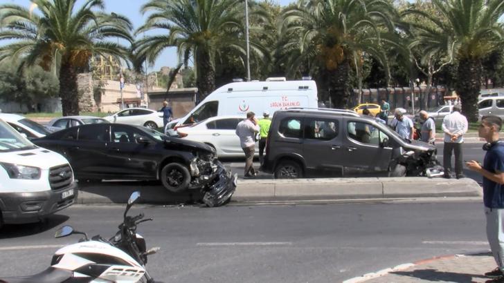 İstanbul - Fatih'te hafif ticari araç orta refüjü aşıp ters istikametteki araçlara çarptı