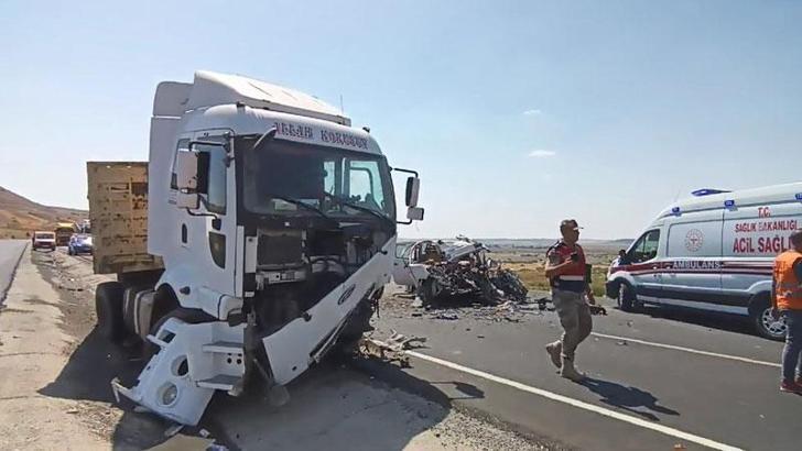 Kızlarının düğününe giderken kaza yaptılar: 4 ölü