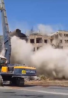 Depremde hasar gören 7 katlı bina, yıkım sırasında çöktü; o anlar kamerada