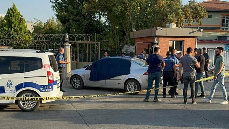 Otomobilde bıçaklayarak öldürdüğü eşiyle birlikte polis merkezine gidip teslim oldu