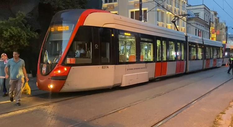 İstanbul-Sultanahmet'te tramvay durağında unutulan çanta fünye ile patlatıldı