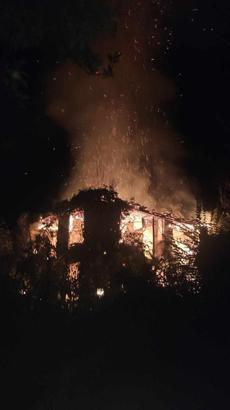 Yıldırım düşen metruk bina alev alev yandı