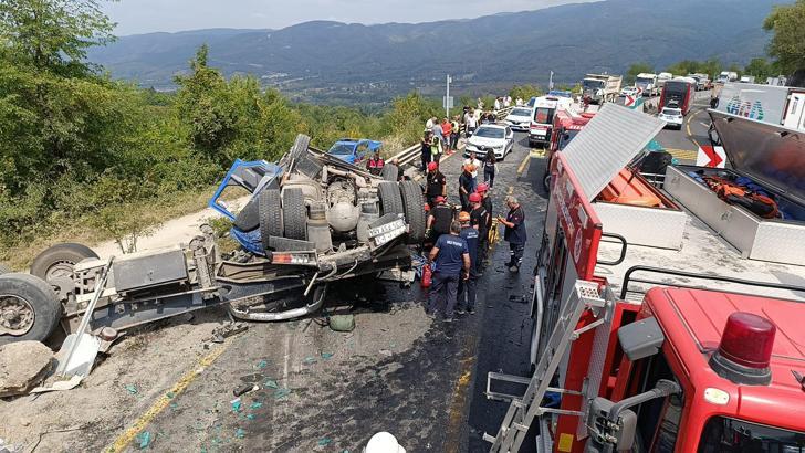 Bolu Dağı'nda kum yüklü TIR karşı şeride geçip otomobile çarptı: 2 ölü, 2 yaralı