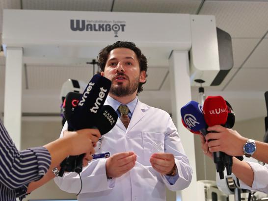 Medipol Sağlık Grubu, yürüme robotu WalkBot’u hizmete aldı