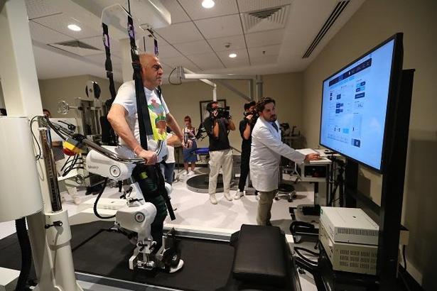 Medipol Sağlık Grubu, yürüme robotu WalkBot’u hizmete aldı