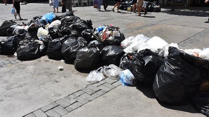 İzmir Büyükşehir Belediyesi'nde 90 temizlik işçisi işi bıraktı; çöpler birikti