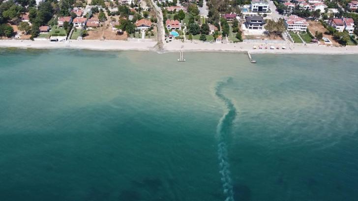 İstanbul - Büyükçekmece'de denizin rengi kahverengiye döndü
