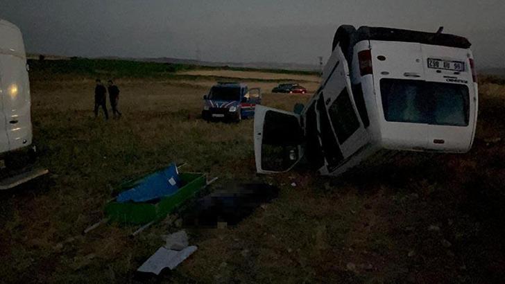 Hafif ticari araç şarampole devrildi: 1 ölü, 3 yaralı