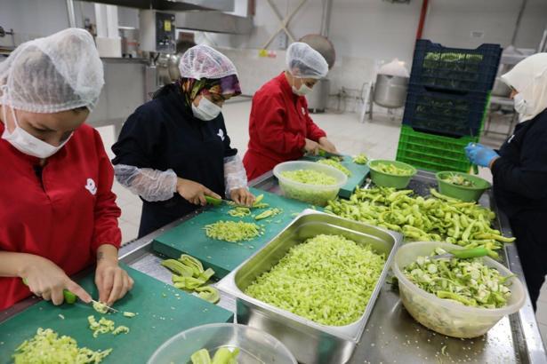 Efeler'in fabrikasında kadınlar üretiyor