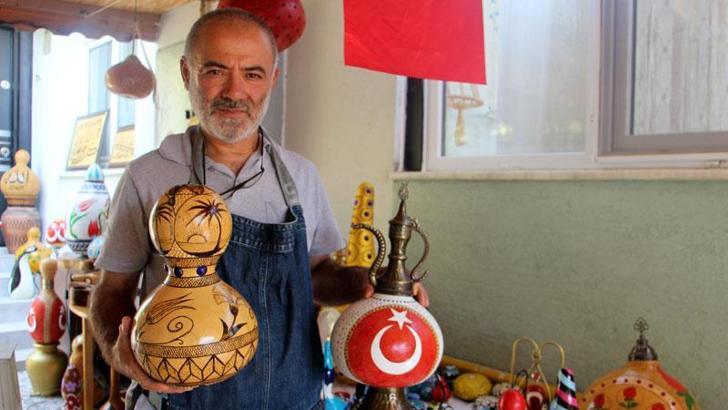Emekli öğretmen, yetiştirdiği su kabaklarını dekoratif ürünlere dönüştürüyor
