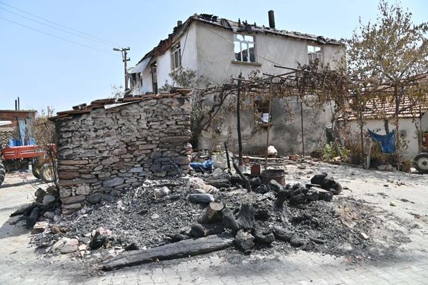 Manisa Büyükşehir Belediyesi ekipleri, yangın bölgesinde incelemelerde bulundu