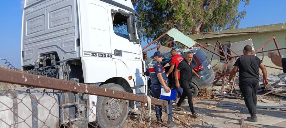 Tarsus'ta otomobil ile TIR çarpıştı: 1 ölü, 6 yaralı