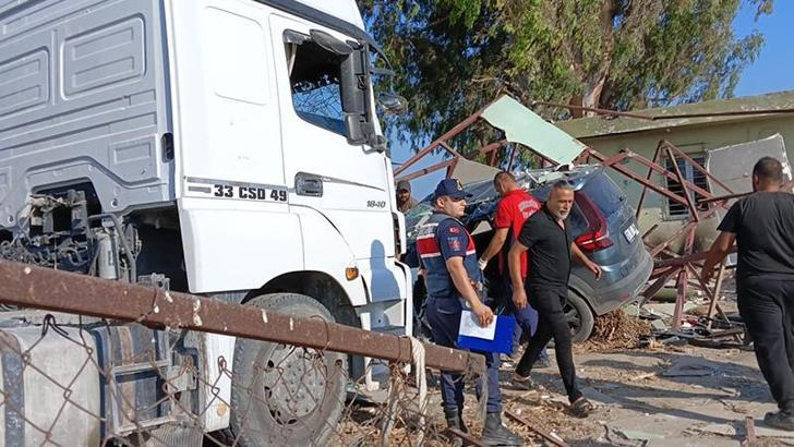 Tarsus'ta otomobil ile TIR çarpıştı: 1 ölü, 6 yaralı