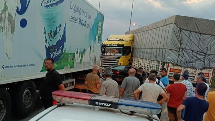 Çorum'da otomobil, TIR'a çarptı: 4 yaralı