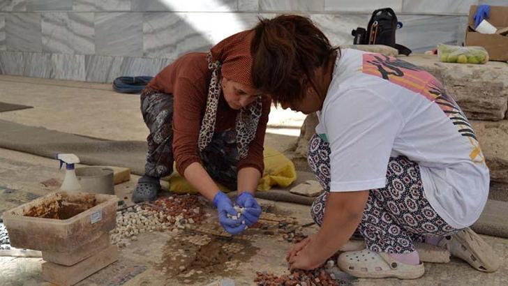 Sardes Antik Kenti'ndeki sinagogun taban mozaiklerini kadınlar yeniliyor