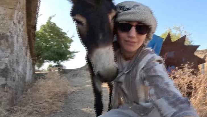 Arkeolog, kazı alanına terk edilen sıpayı sahiplendi