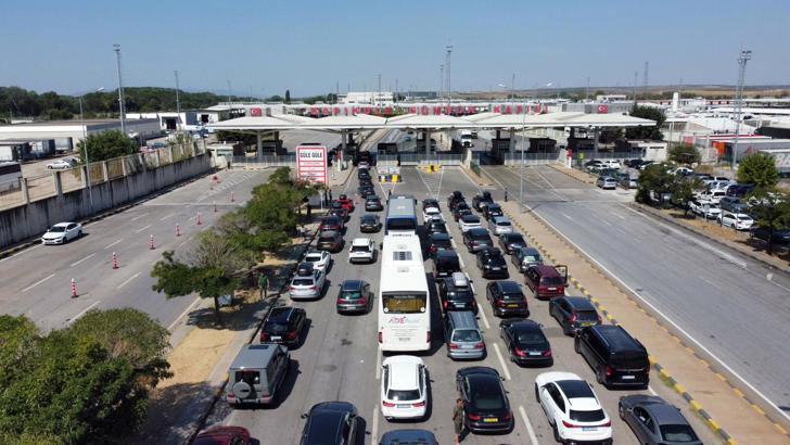 Vali Sezer: Kapıkule'de 2024'ün yolcu ve araç çıkış rekoru kırıldı