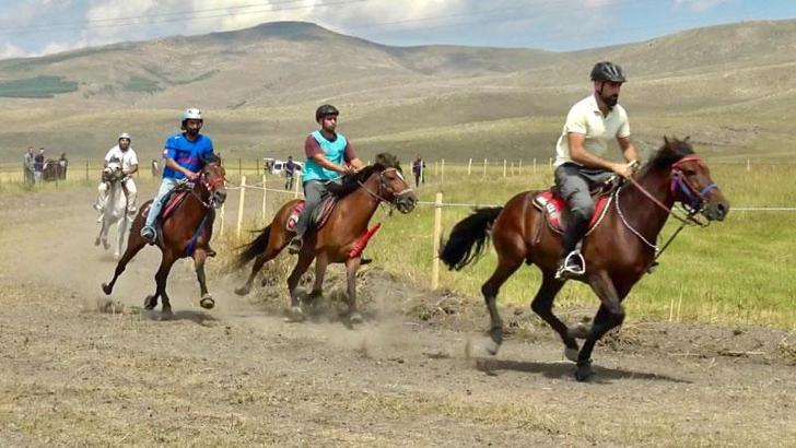 Sağanak etkili oldu, rahvan at şampiyonasının final koşusu ertelendi