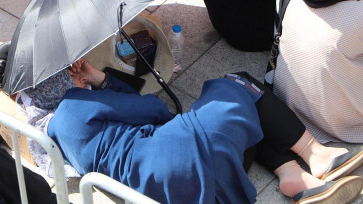 Erdoğan sevgisi ile erken geldiği alanda, tören öncesi şekerleme yaptı