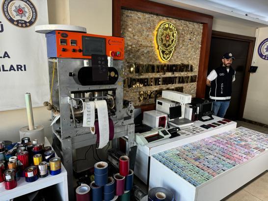 İstanbul - İstanbul'da sahte pasaport ve kimlik operasyonu: 8 kişi tutuklandı