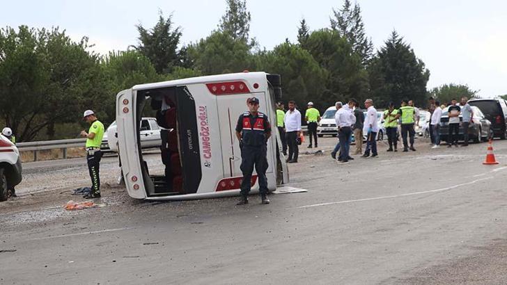 Düğün yolunda kaza: 1'i ağır, 26 yaralı
