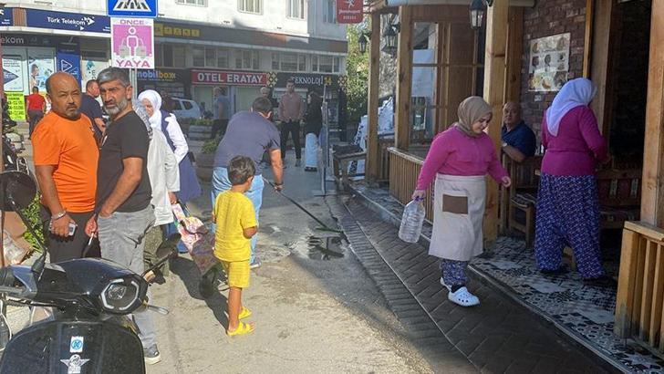 Boşanma aşamasındaki annesinin yanında gördüğü kişiyi bıçakladı