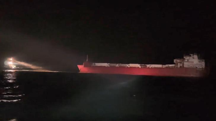 Balıkesir'de makine arızası yapıp 12 saat sürüklenen feribot, römorkörle Ambarlı Limanı'na çekiliyor