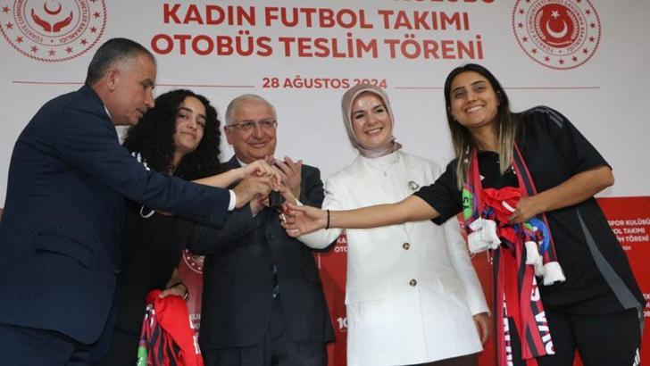 Bakanlar Göktaş ve Güler, Yüksekova'da kadın futbol takımına otobüs teslim törenine katıldı