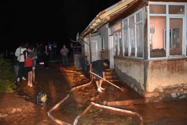Sivas'ta sağanak sele neden oldu; traktörler sürüklendi, evleri su bastı