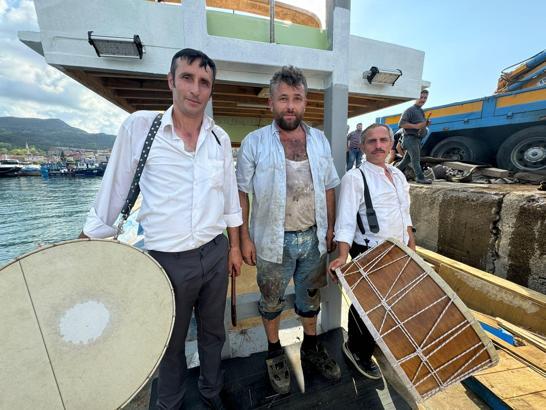4 yıl beklediği teknesi tamamlanınca davul zurnayla denize indirdi