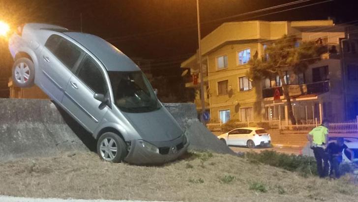 Kontrolden çıkıp duvarda asılı kalan otomobilin sürücüsü 3.93 promil alkollü çıktı
