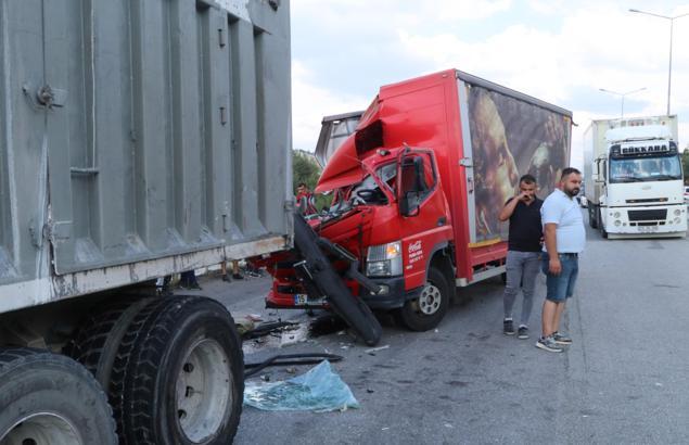 Kamyonet, önündeki kamyona çarptı: 1 ölü, 1 yaralı