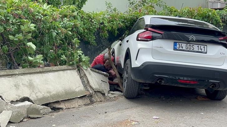 İstanbul- Kartal'da direksiyon hakimiyetini kaybeden sürücü bahçe duvarına çarptı