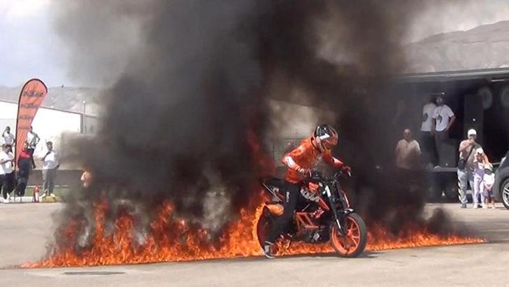 Motosikletiyle ateşin içinden geçti