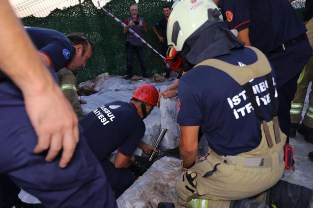 İstanbul - Yenikapı Sahili'nde düşen telefonunu almaya çalışırken kayalıklara sıkıştı
