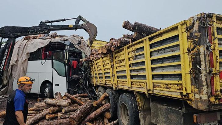 Tomruk yüklü kamyonla yolcu otobüsü çarpıştı: 2 ölü, 23 yaralı