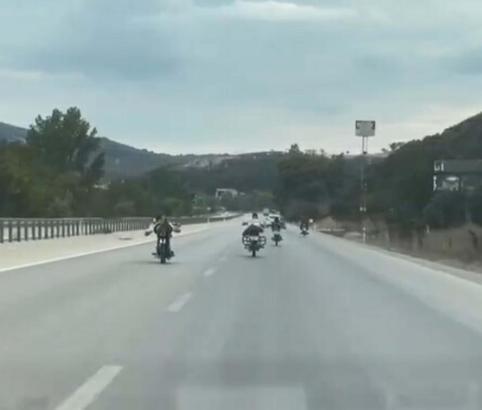 Çanakkale'de motosikletlilerin tehlikeli yolculuğu kamerada