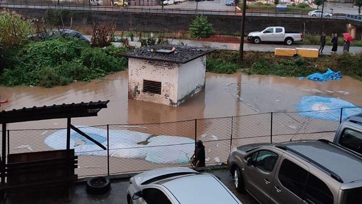 Trabzon'da sağanak; cadde ve sokaklar suyla doldu